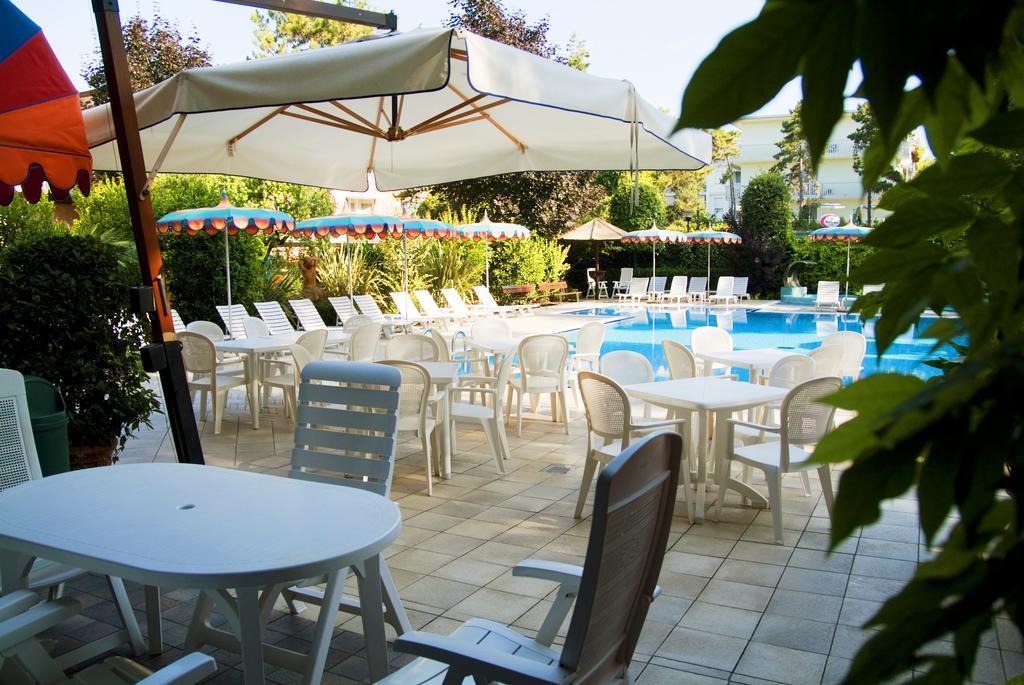 Hotel Ariston Бибионе Екстериор снимка