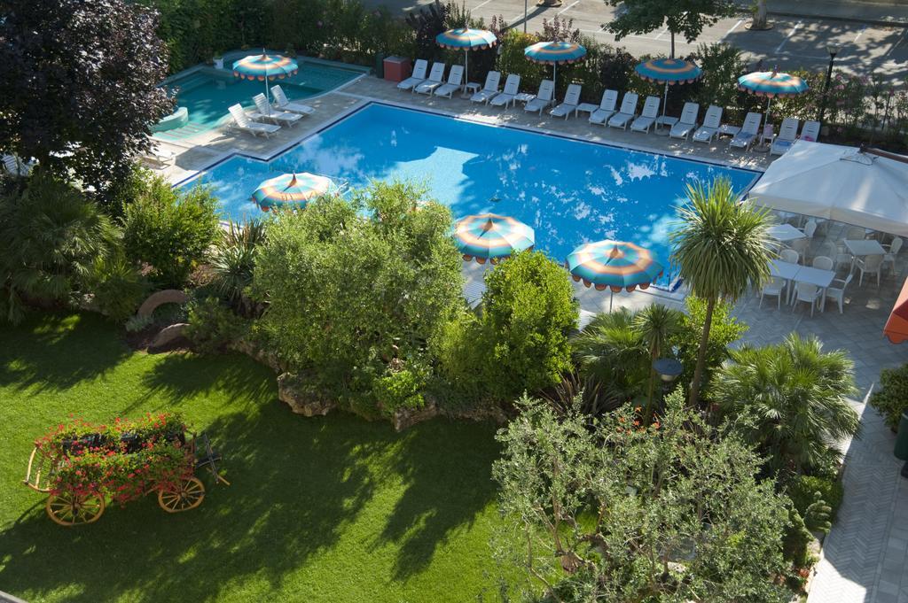 Hotel Ariston Бибионе Екстериор снимка