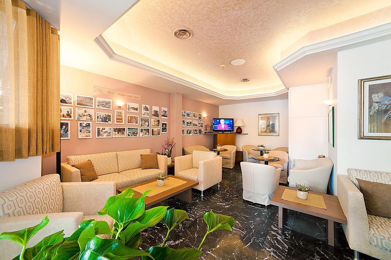 Hotel Ariston Бибионе Екстериор снимка